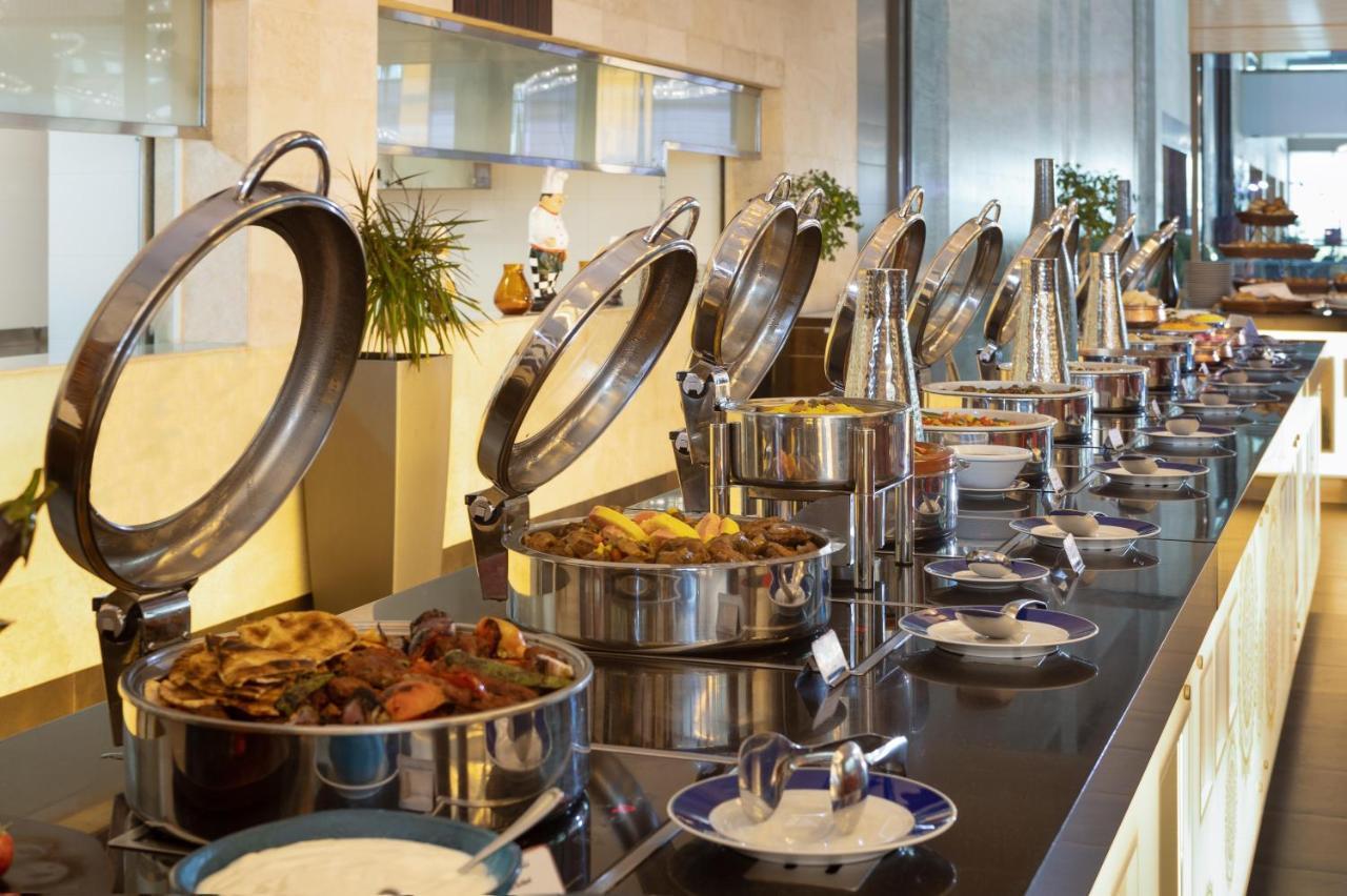 Crowne Plaza Riyadh - Rdc Hotel & Convention By Ihg Экстерьер фото A buffet at a hotel