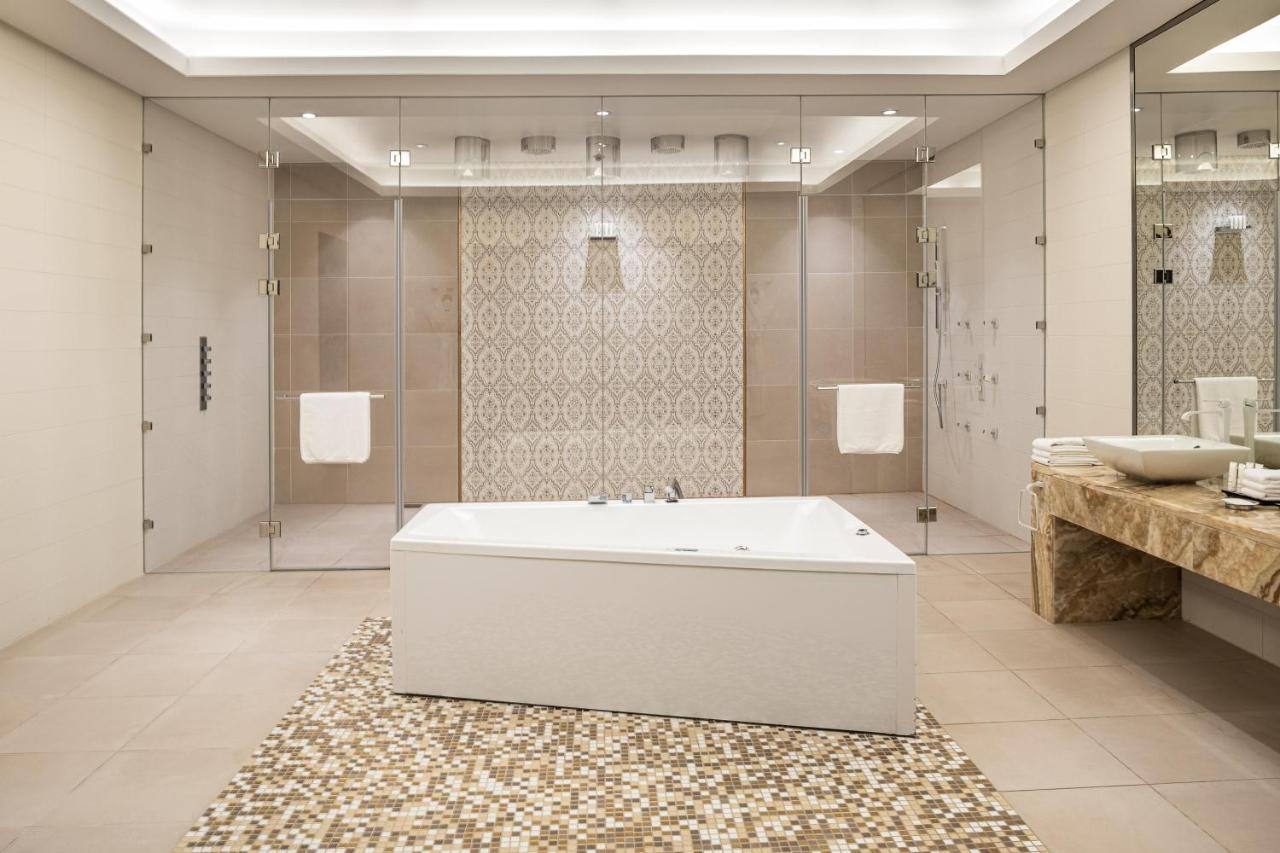 Crowne Plaza Riyadh - Rdc Hotel & Convention By Ihg Экстерьер фото Bathroom