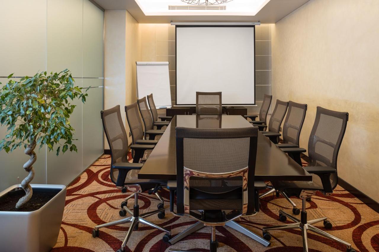 Crowne Plaza Riyadh - Rdc Hotel & Convention By Ihg Экстерьер фото A meeting room