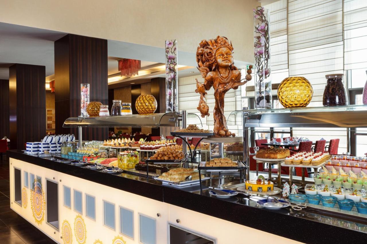 Crowne Plaza Riyadh - Rdc Hotel & Convention By Ihg Экстерьер фото A buffet at a hotel