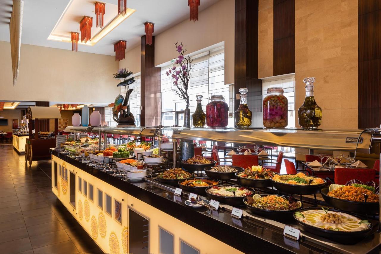 Crowne Plaza Riyadh - Rdc Hotel & Convention By Ihg Экстерьер фото A buffet at a hotel