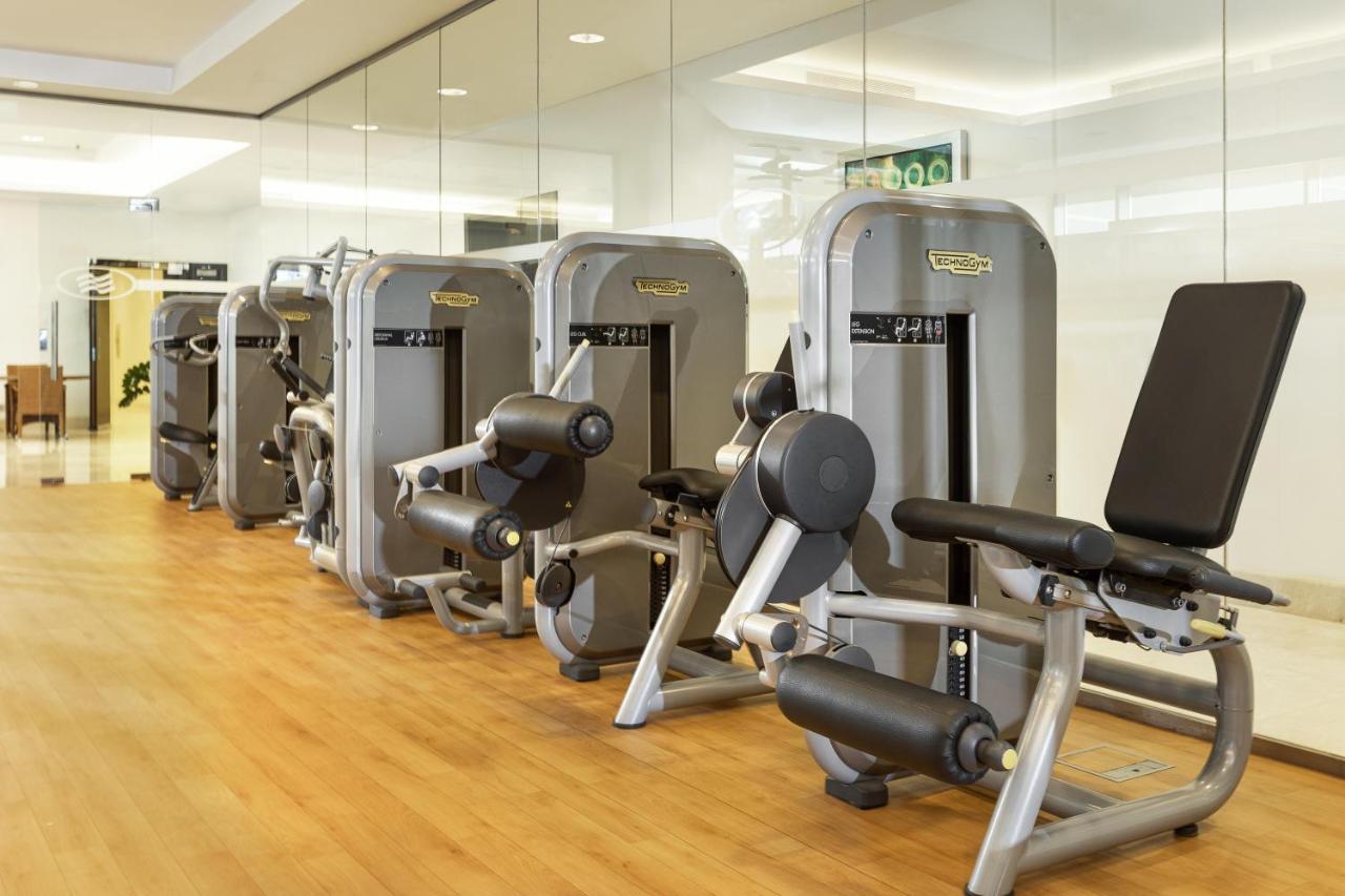 Crowne Plaza Riyadh - Rdc Hotel & Convention By Ihg Экстерьер фото A row of exercise machines