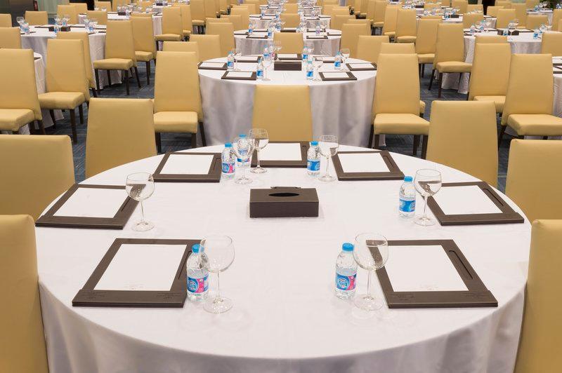 Crowne Plaza Riyadh - Rdc Hotel & Convention By Ihg Экстерьер фото A table set for a meeting